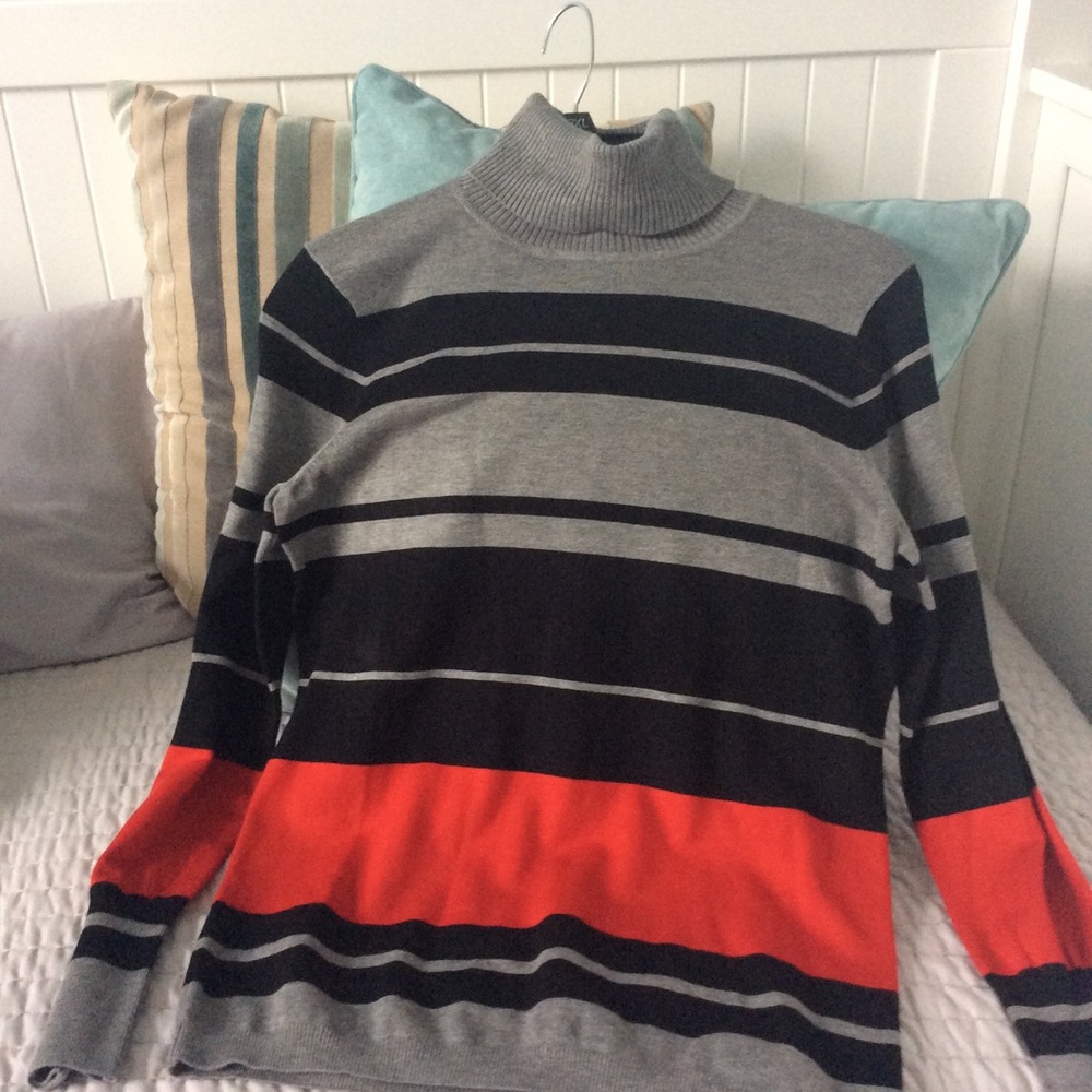 Turtle neck button sleeves sweater